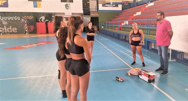 El equipo recibió estos días la visita del  concejal de Deportes, Diego Ojeda, durante sus entrenamientos/TA.
